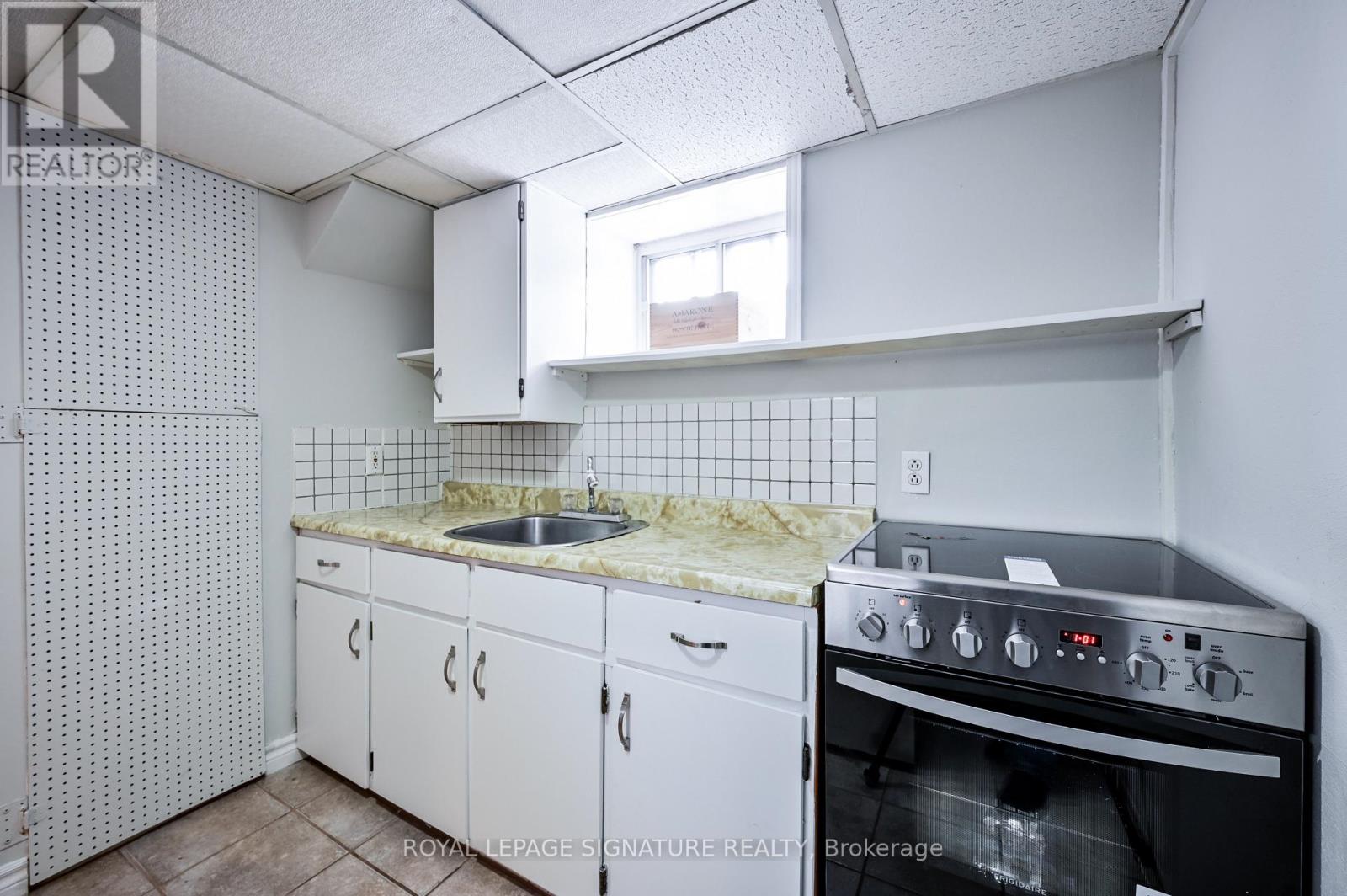 26 Hector Avenue, Toronto, Ontario  M6G 3G3 - Photo 18 - C12521006