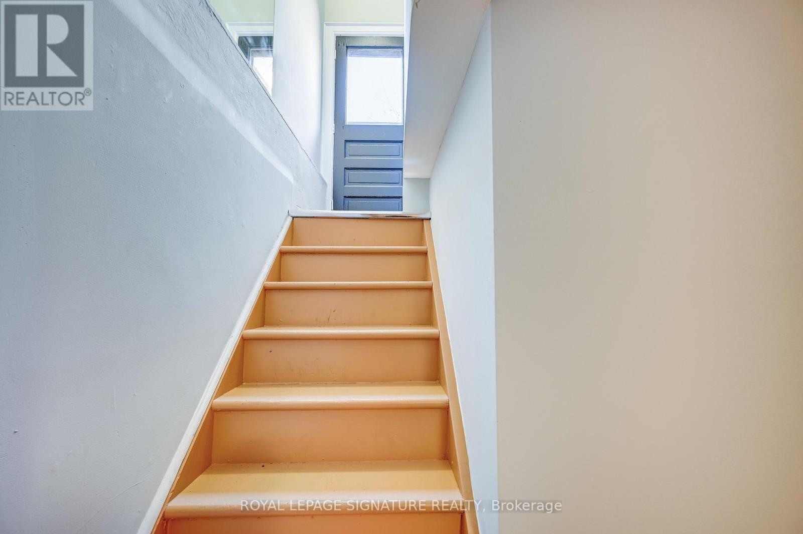 26 Hector Avenue, Toronto, Ontario  M6G 3G3 - Photo 2 - C12521006