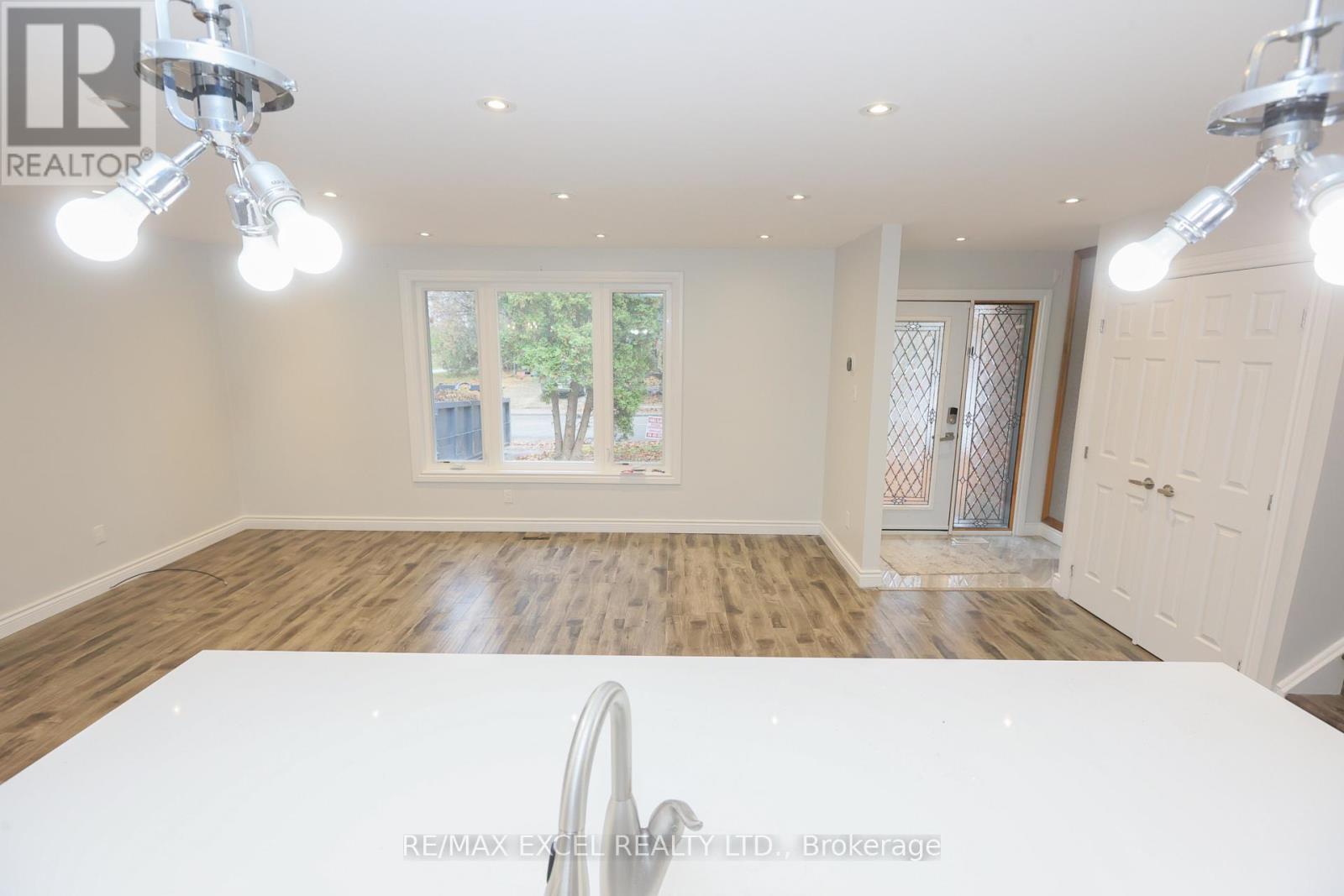 246 Hodgson Drive, Newmarket, Ontario  L3Y 1E2 - Photo 4 - N12521136