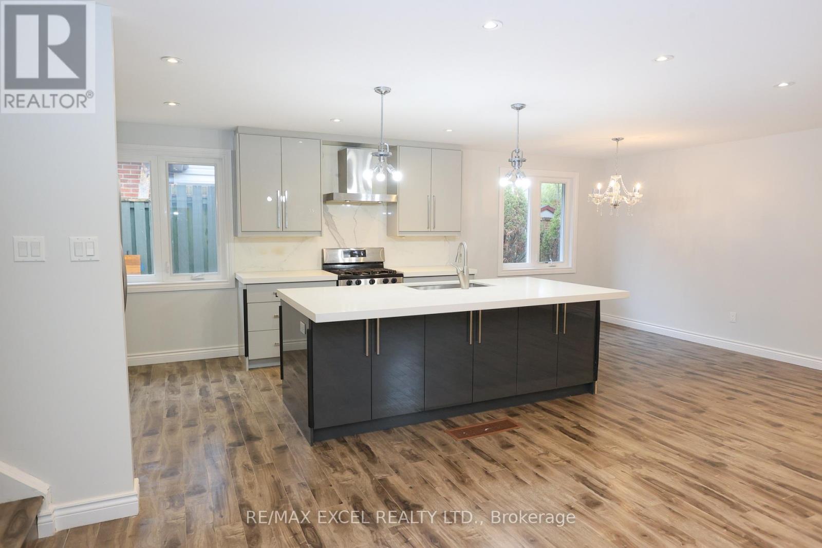 246 Hodgson Drive, Newmarket, Ontario  L3Y 1E2 - Photo 5 - N12521136