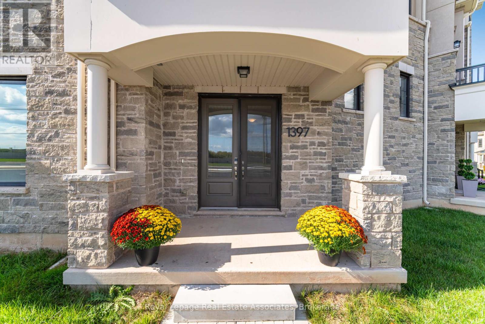 1397 William Halton Parkway, Oakville, Ontario  L6M 5N8 - Photo 3 - W12521046