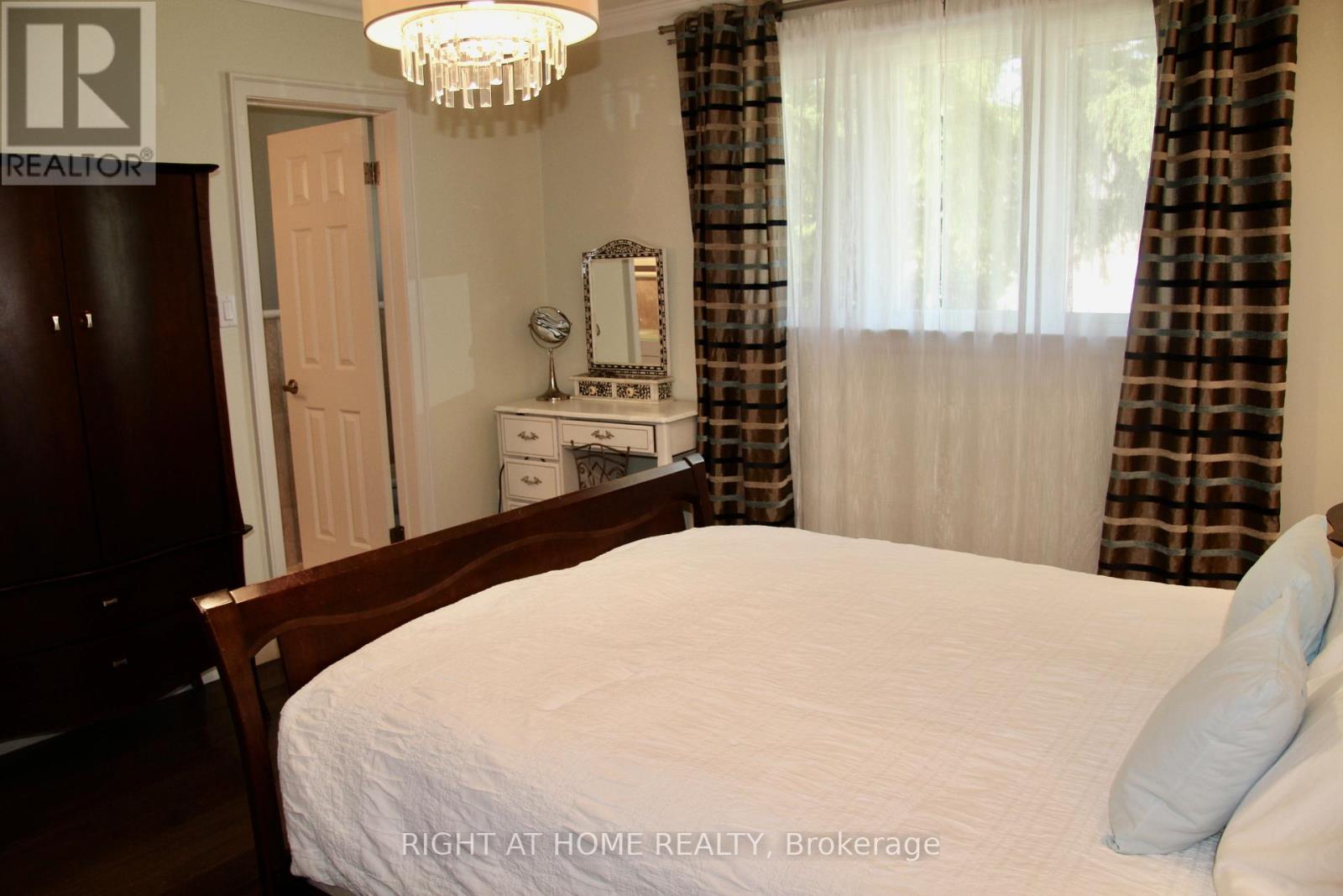 2335 Blase Court, Mississauga, Ontario  L5A 1N9 - Photo 12 - W12521142