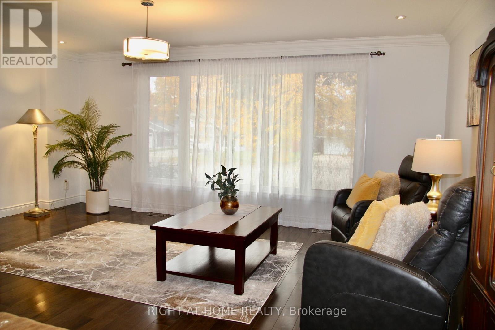 2335 Blase Court, Mississauga, Ontario  L5A 1N9 - Photo 3 - W12521142