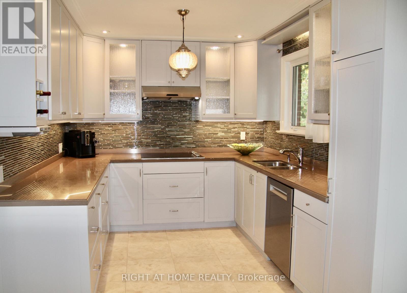 2335 Blase Court, Mississauga, Ontario  L5A 1N9 - Photo 5 - W12521142