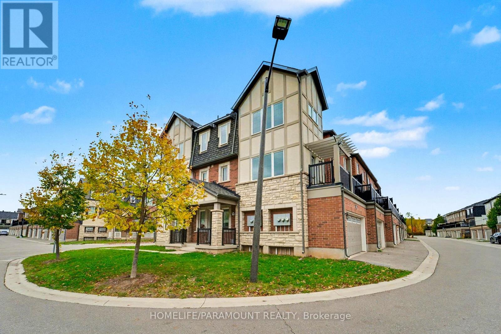 370 Timberland Gate, Oakville, Ontario  L6M 0Y9 - Photo 3 - W12521158