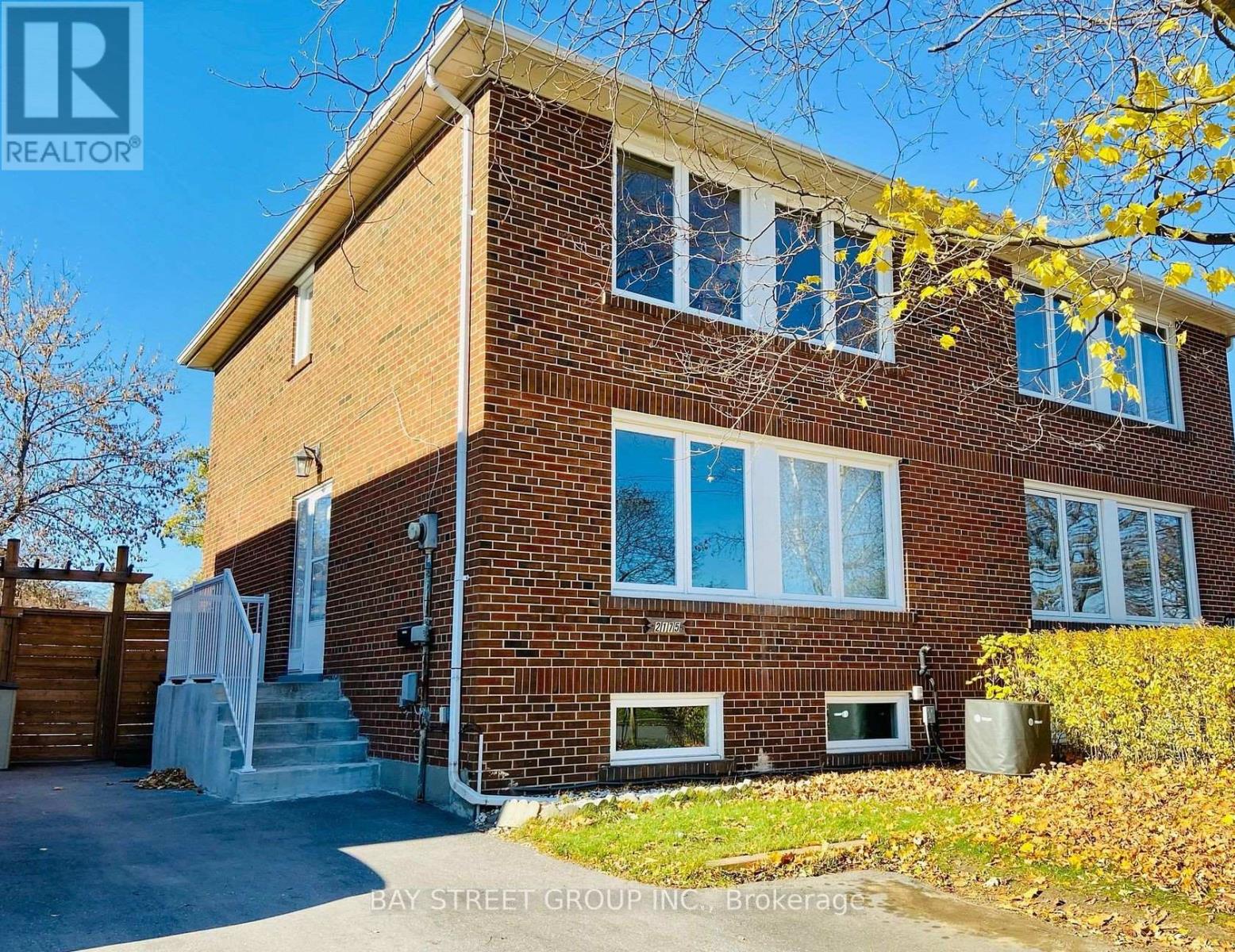 2175 Wiseman Court, Mississauga (Clarkson), Ontario  L5J 1P3 - Photo 2 - W12449872