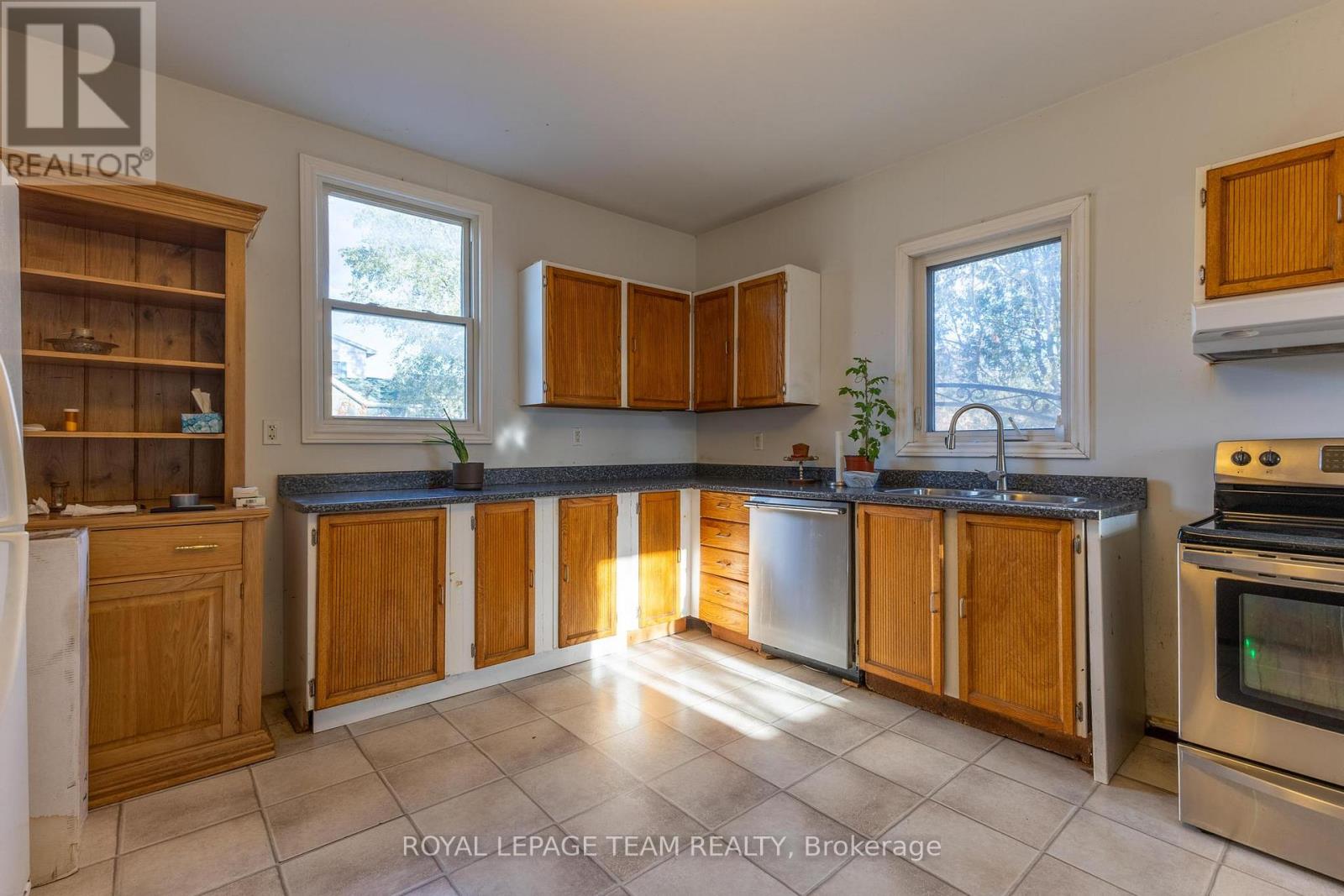 31 Daniel Street N, Arnprior, Ontario K7S 2K6 - Photo 3 - X12521220