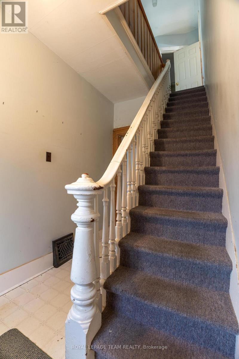 31 Daniel Street N, Arnprior, Ontario K7S 2K6 - Photo 5 - X12521220