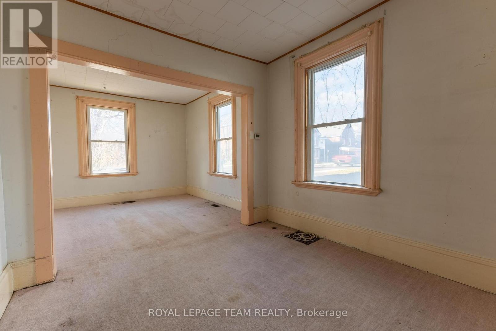 31 Daniel Street N, Arnprior, Ontario K7S 2K6 - Photo 7 - X12521220