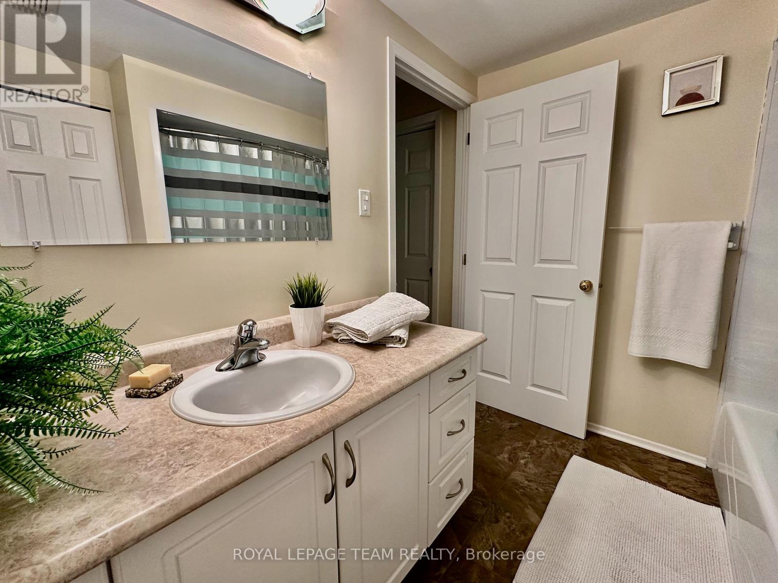 200 - 260 Brittany Drive, Ottawa, Ontario  K1K 4M2 - Photo 15 - X12475328