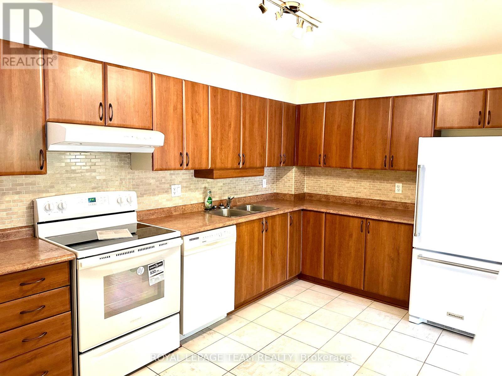 200 - 260 Brittany Drive, Ottawa, Ontario  K1K 4M2 - Photo 5 - X12475328