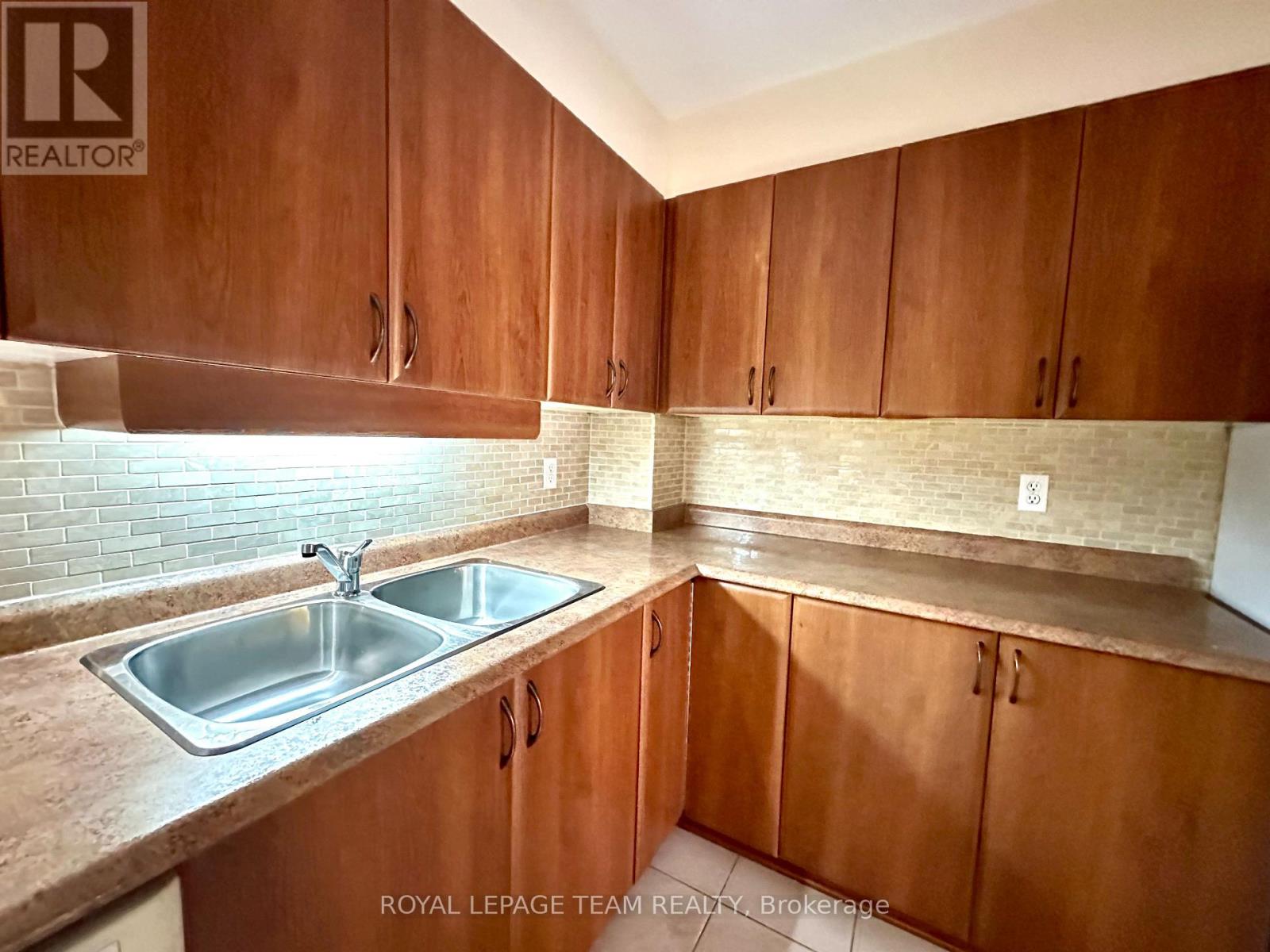 200 - 260 Brittany Drive, Ottawa, Ontario  K1K 4M2 - Photo 6 - X12475328