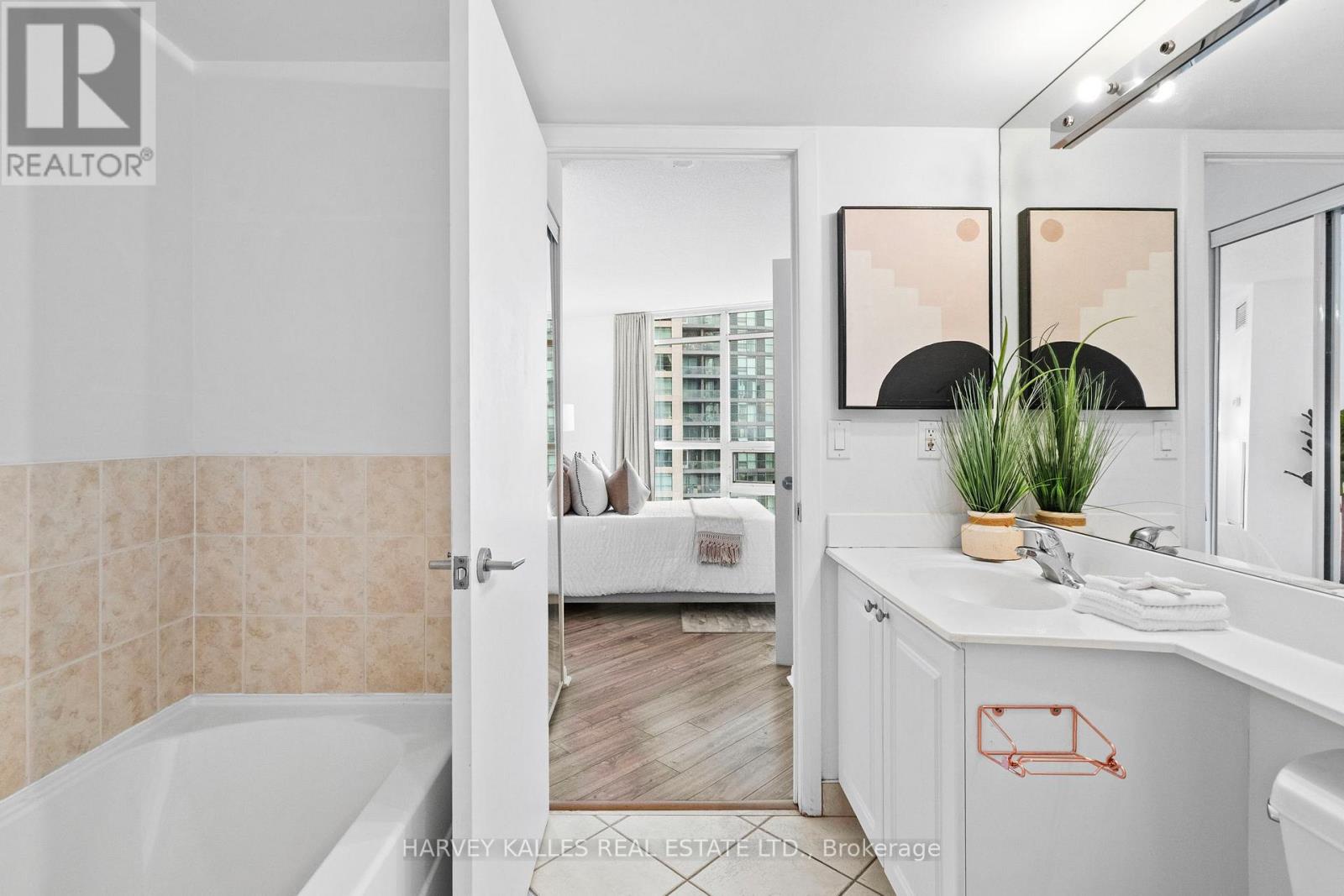 1608 - 219 Fort York Boulevard, Toronto (Niagara), Ontario  M5V 1B1 - Photo 20 - C12484184