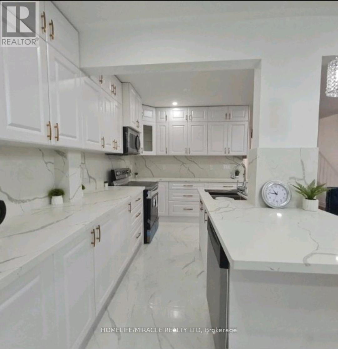 7153 Village Walk, Mississauga, Ontario  L5W 1X2 - Photo 5 - W12520034