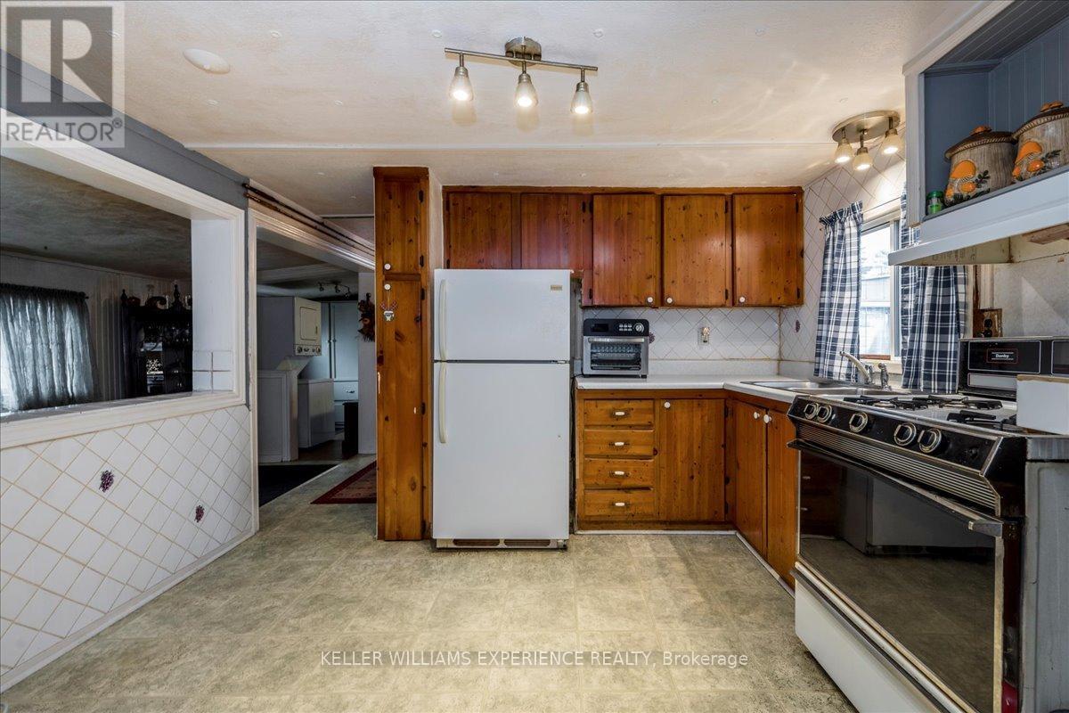 31 Third Street, Essa, Ontario  L0M 1B3 - Photo 6 - N12521254