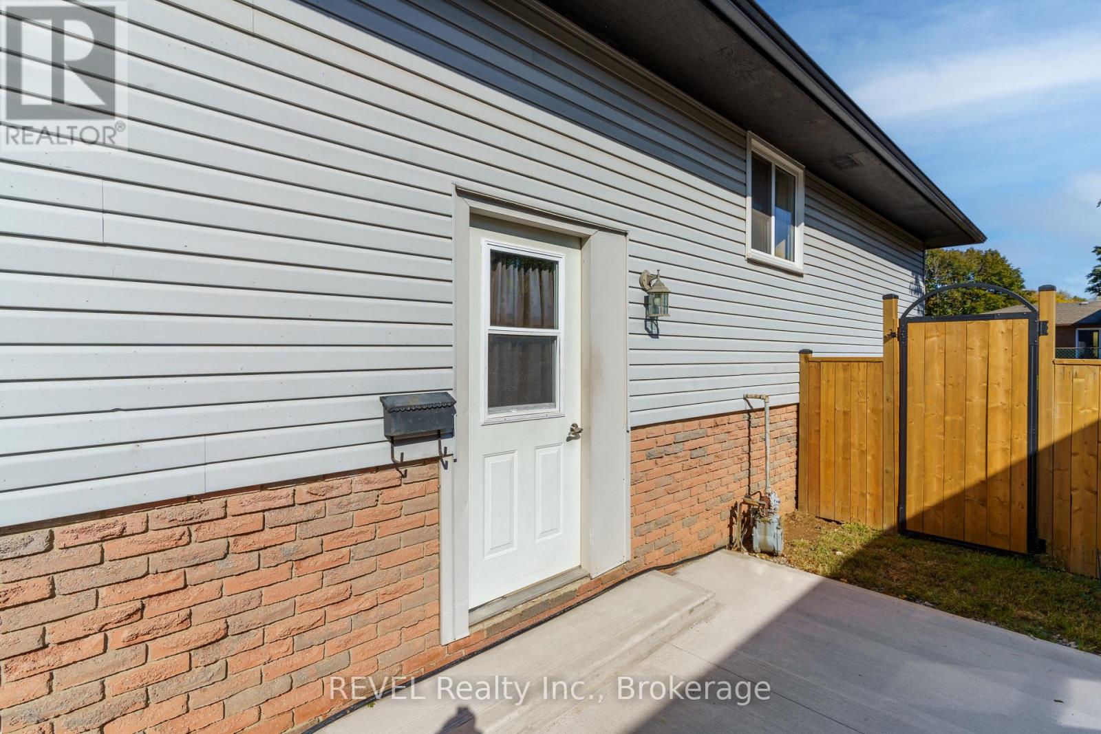 5016 Gage Court, Niagara Falls, Ontario  L2E 7B5 - Photo 2 - X12521372