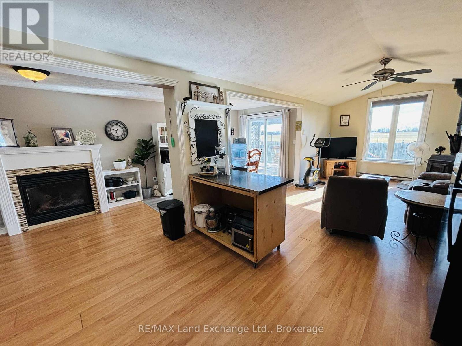 206 Grace Street E, Georgian Bluffs, Ontario N0H 2N0 - Photo 2 - X12521660