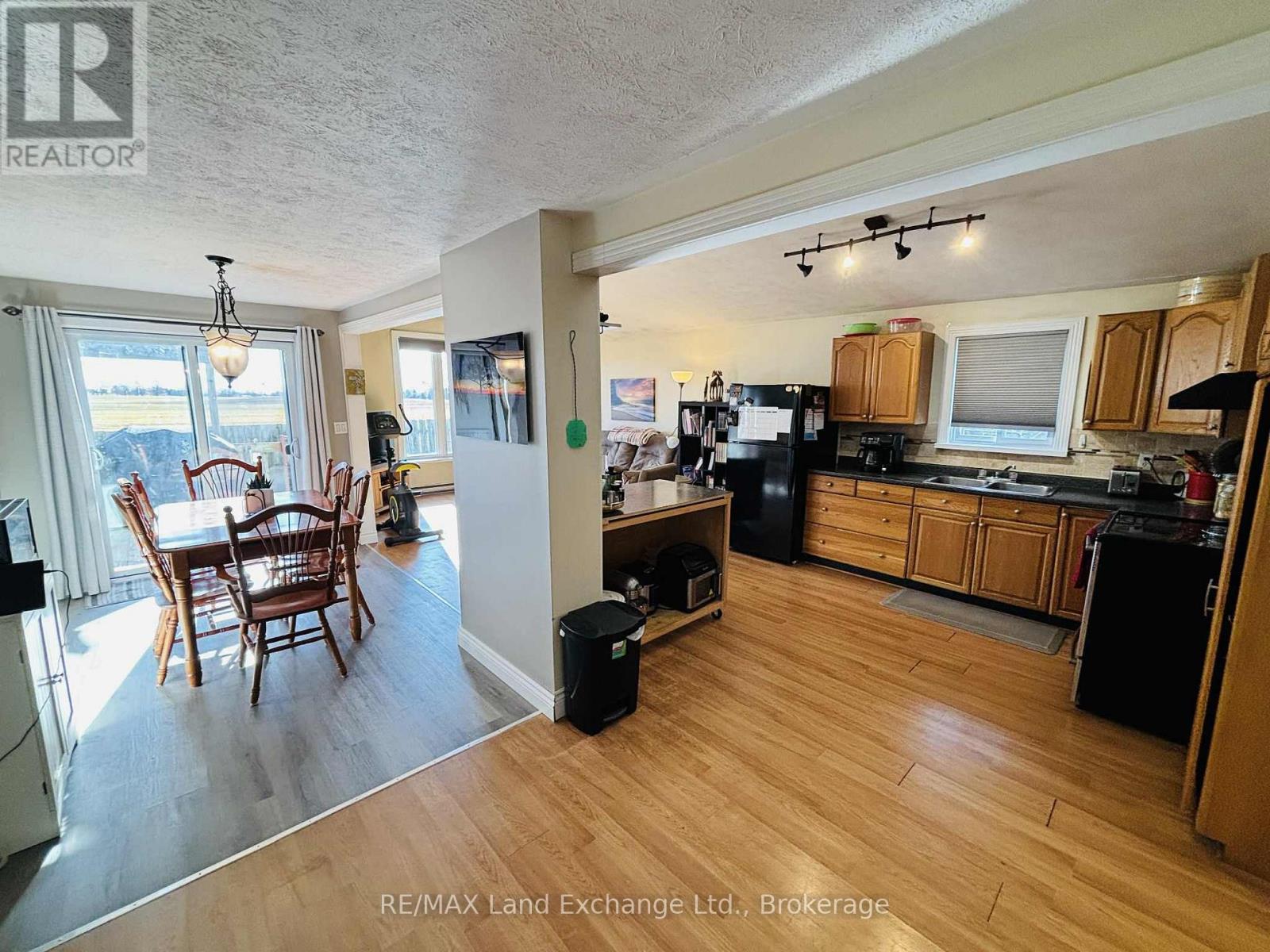 206 Grace Street E, Georgian Bluffs, Ontario N0H 2N0 - Photo 4 - X12521660