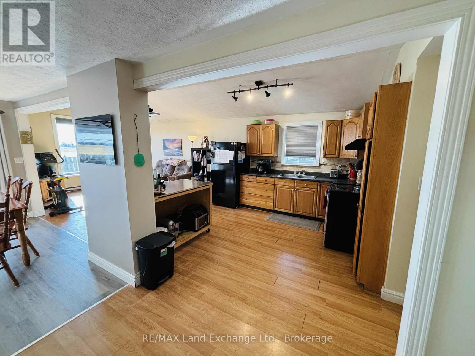 206 Grace Street E, Georgian Bluffs, Ontario N0H 2N0 - Photo 5 - X12521660