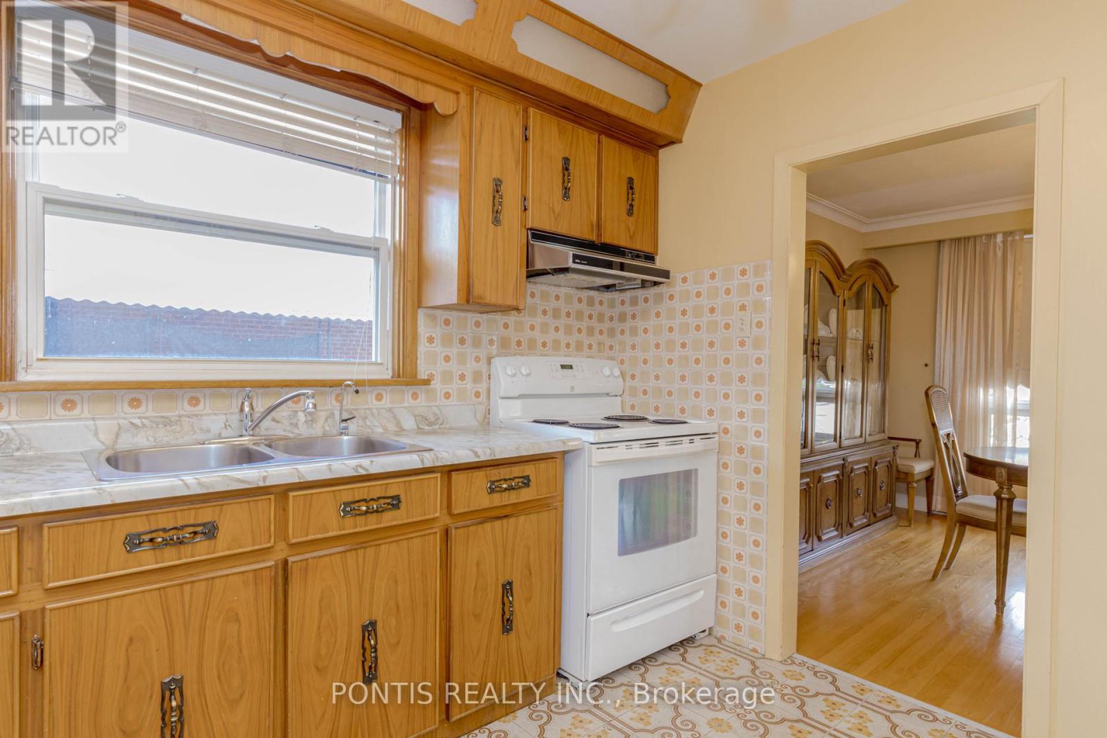 27 Diana Drive, Toronto, Ontario M3M 2W2 - Photo 10 - W12521224