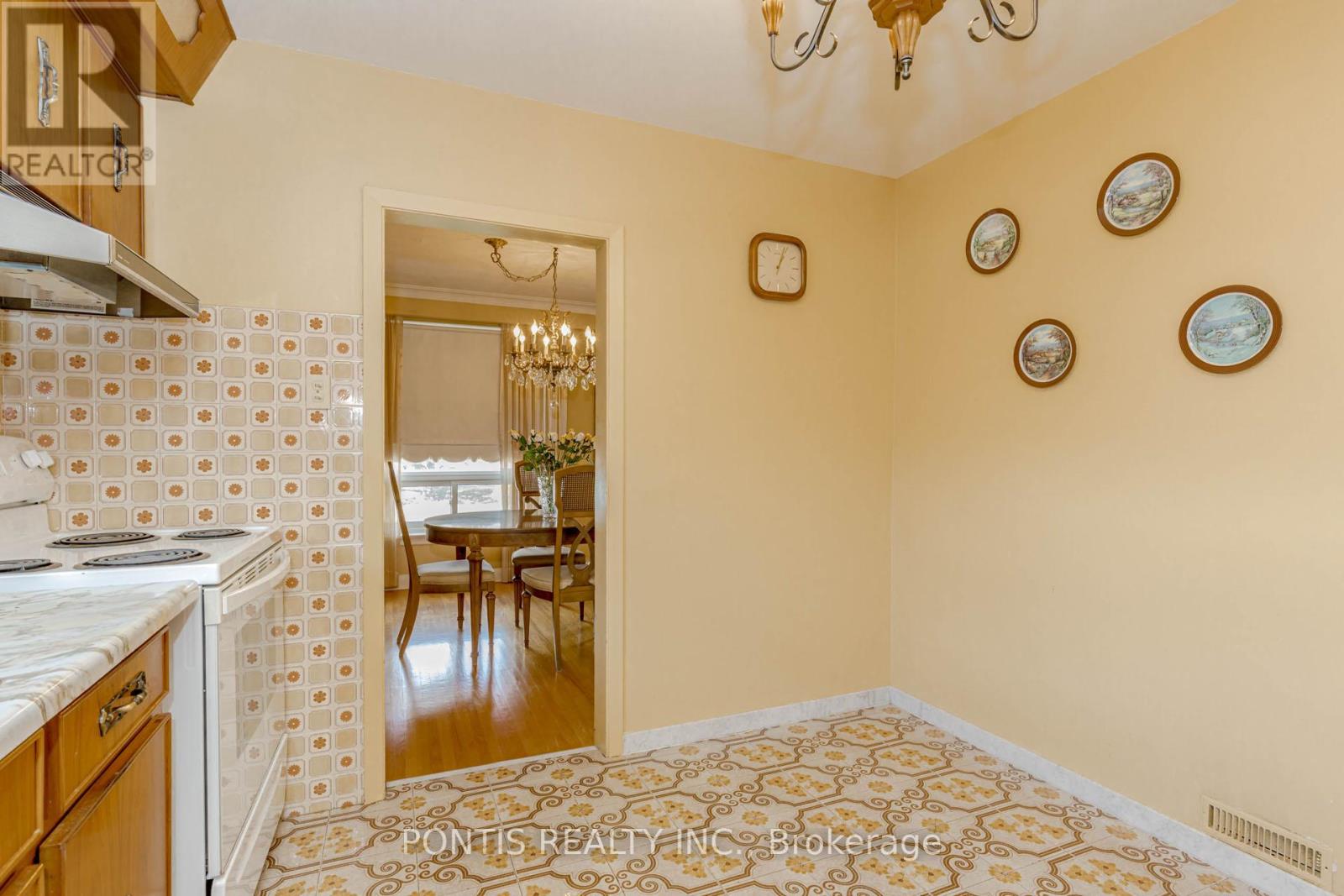 27 Diana Drive, Toronto, Ontario M3M 2W2 - Photo 11 - W12521224