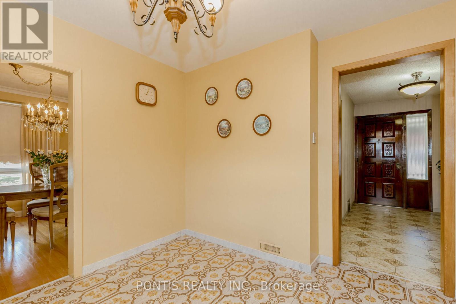 27 Diana Drive, Toronto, Ontario M3M 2W2 - Photo 12 - W12521224