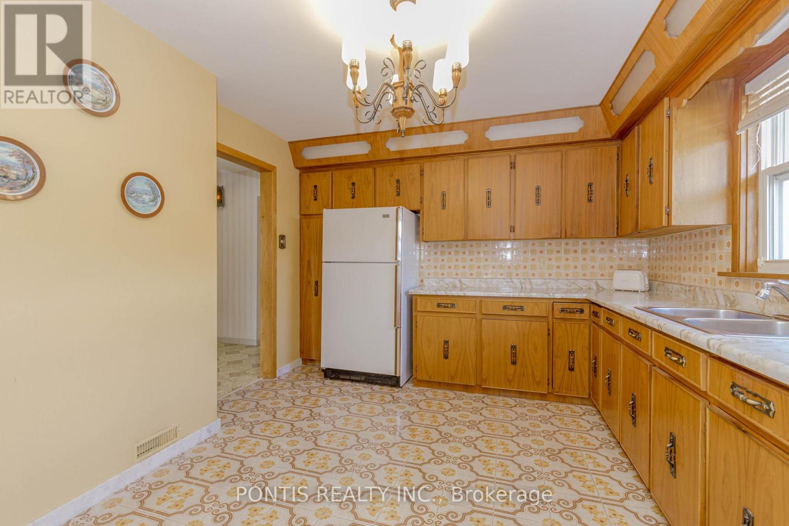 27 Diana Drive, Toronto, Ontario M3M 2W2 - Photo 13 - W12521224