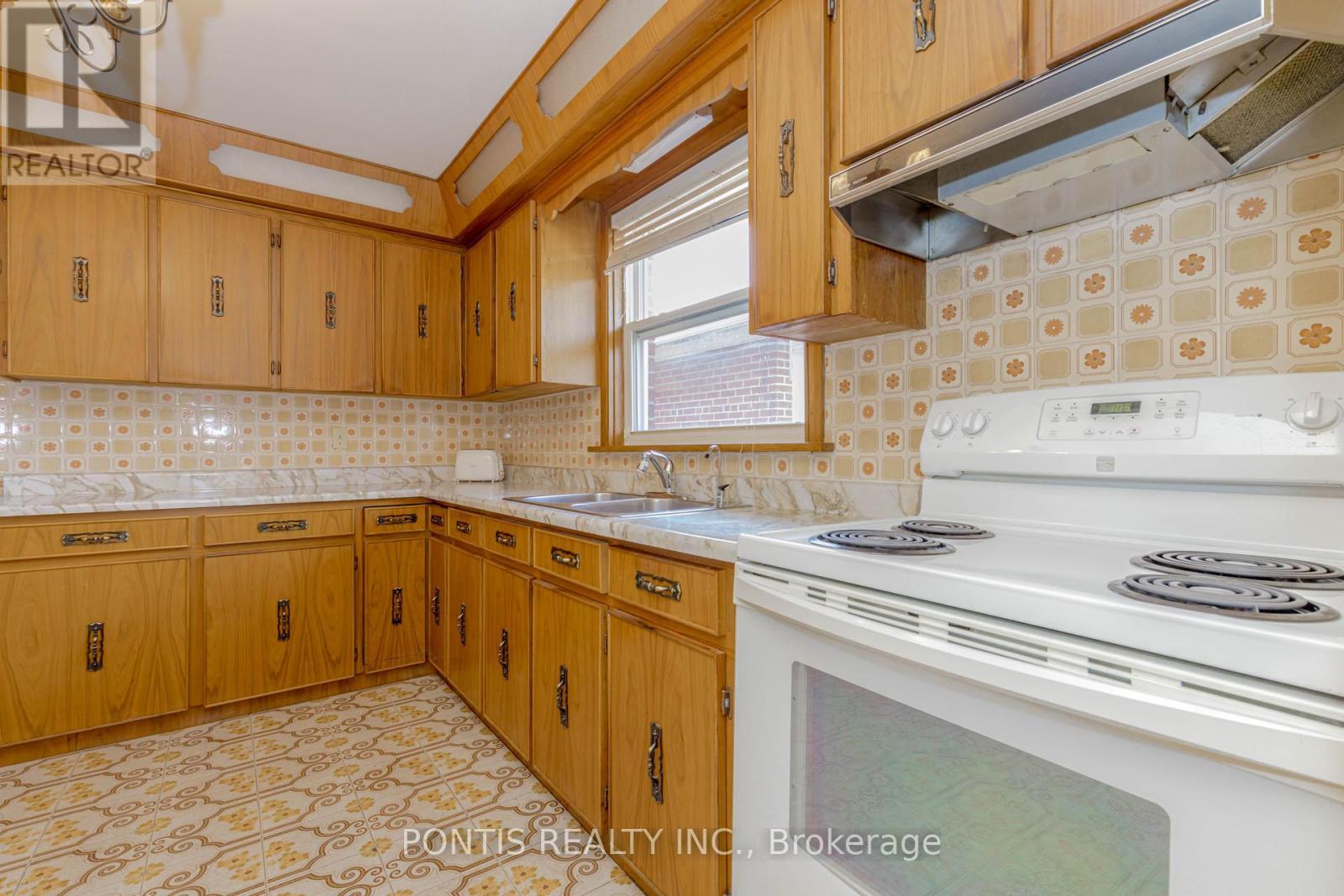 27 Diana Drive, Toronto, Ontario M3M 2W2 - Photo 14 - W12521224