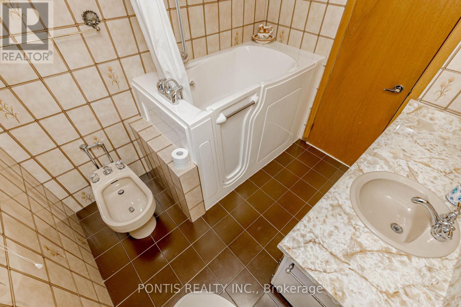 27 Diana Drive, Toronto, Ontario M3M 2W2 - Photo 32 - W12521224