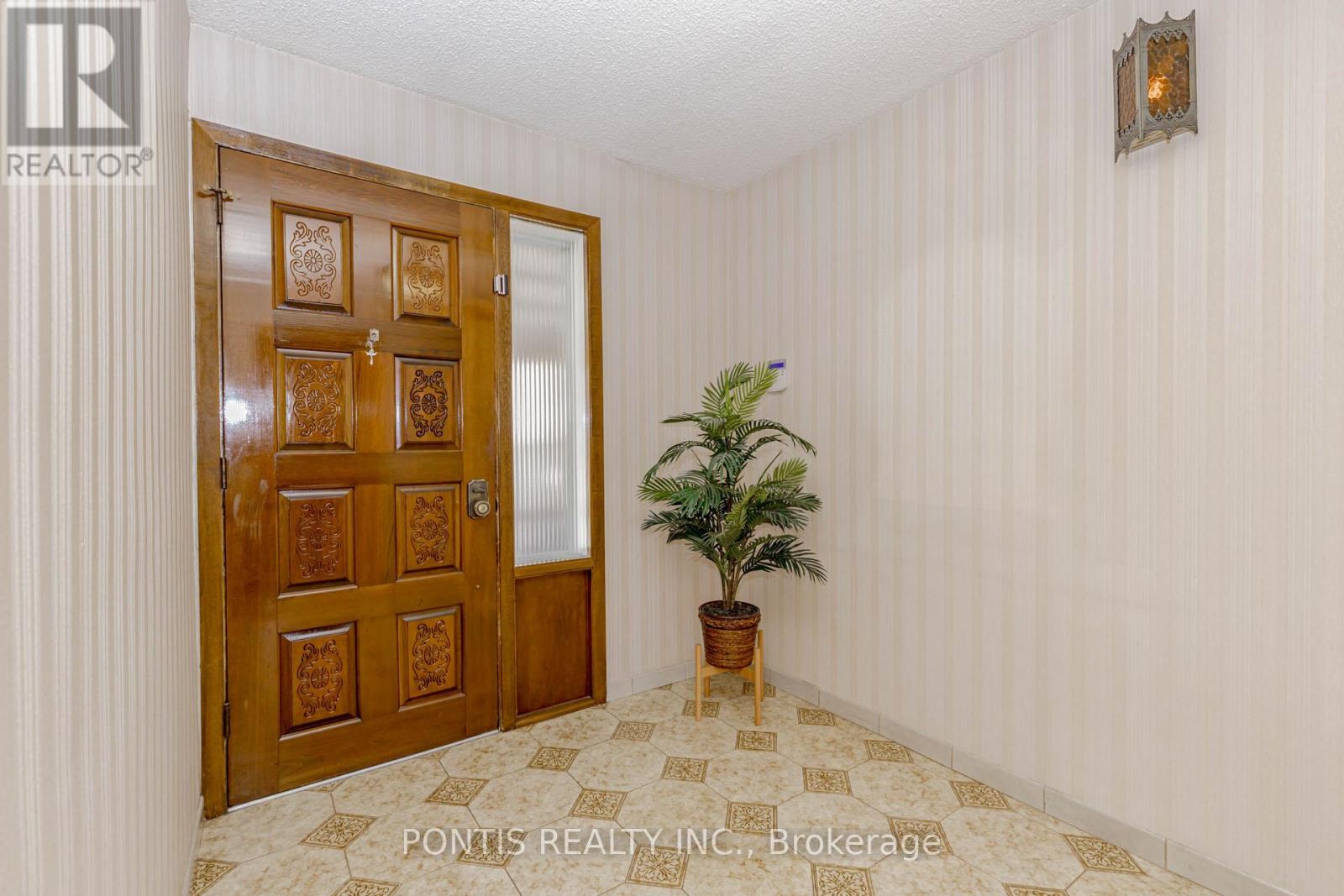 27 Diana Drive, Toronto, Ontario M3M 2W2 - Photo 5 - W12521224