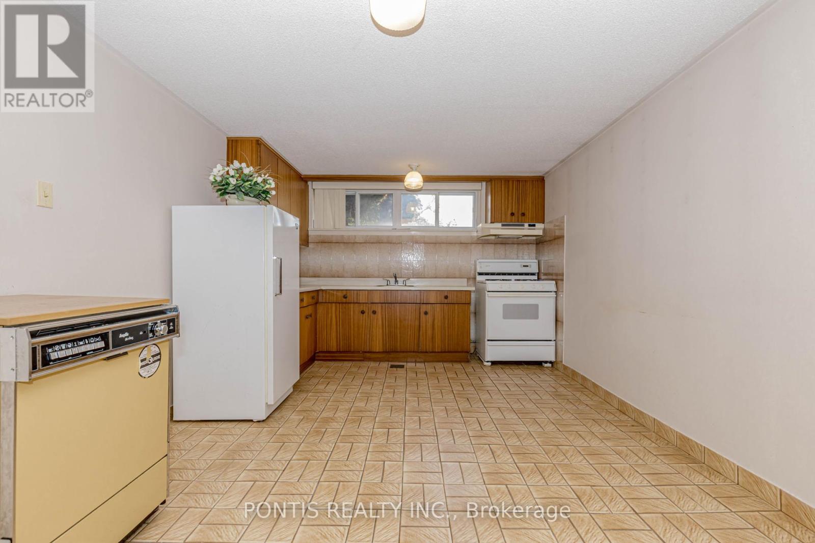 27 Diana Drive, Toronto, Ontario M3M 2W2 - Photo 50 - W12521224