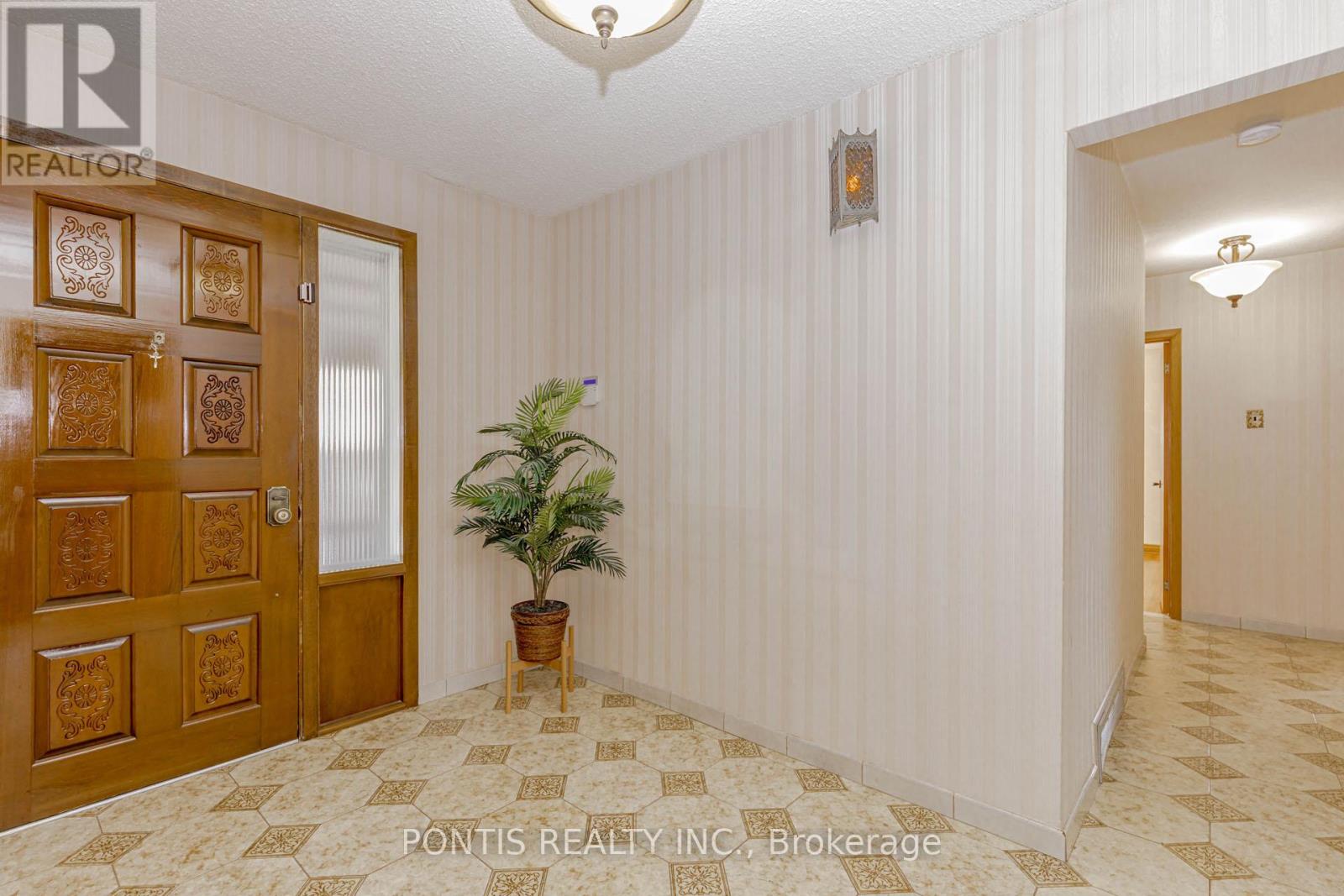 27 Diana Drive, Toronto, Ontario M3M 2W2 - Photo 6 - W12521224