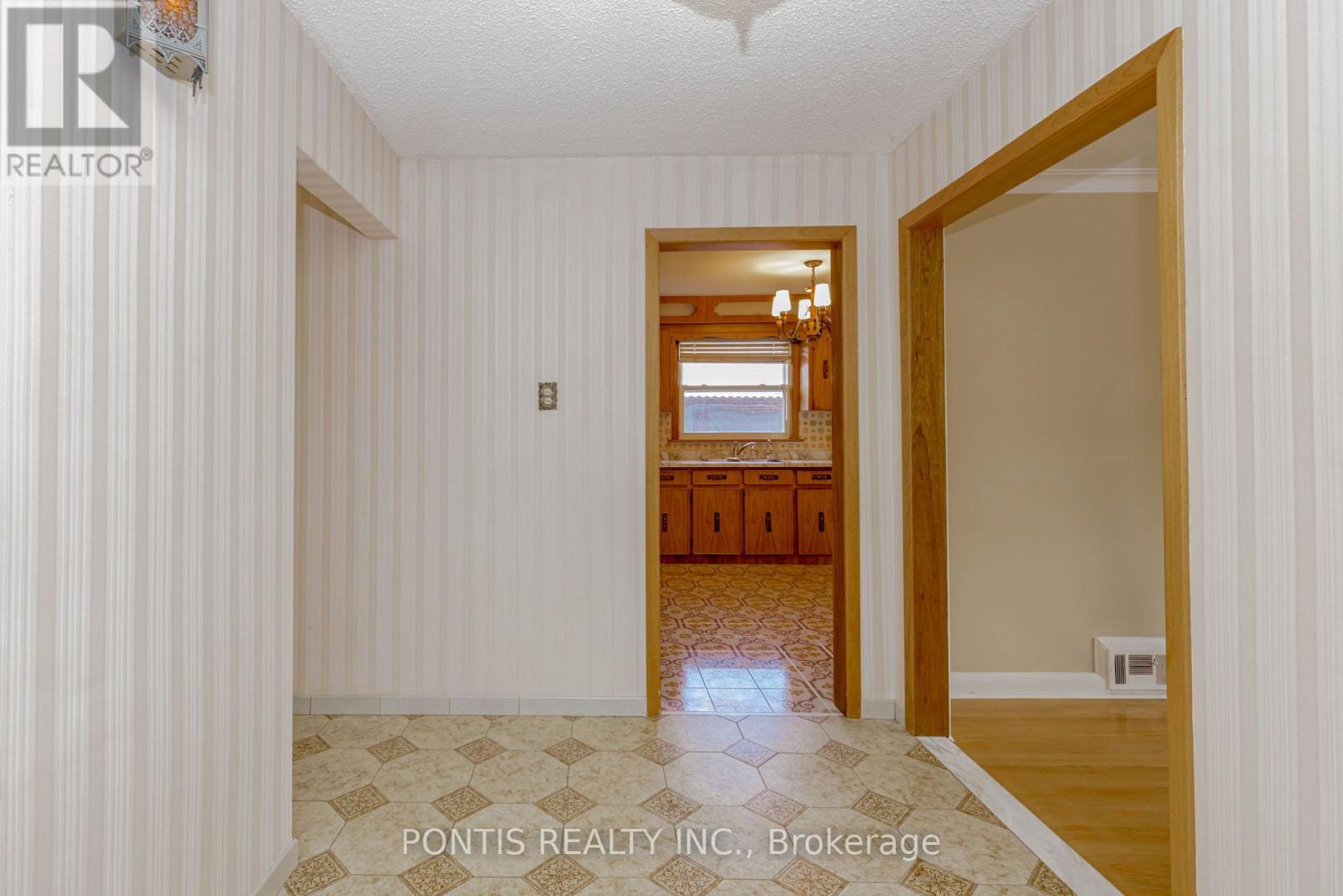 27 Diana Drive, Toronto, Ontario M3M 2W2 - Photo 7 - W12521224