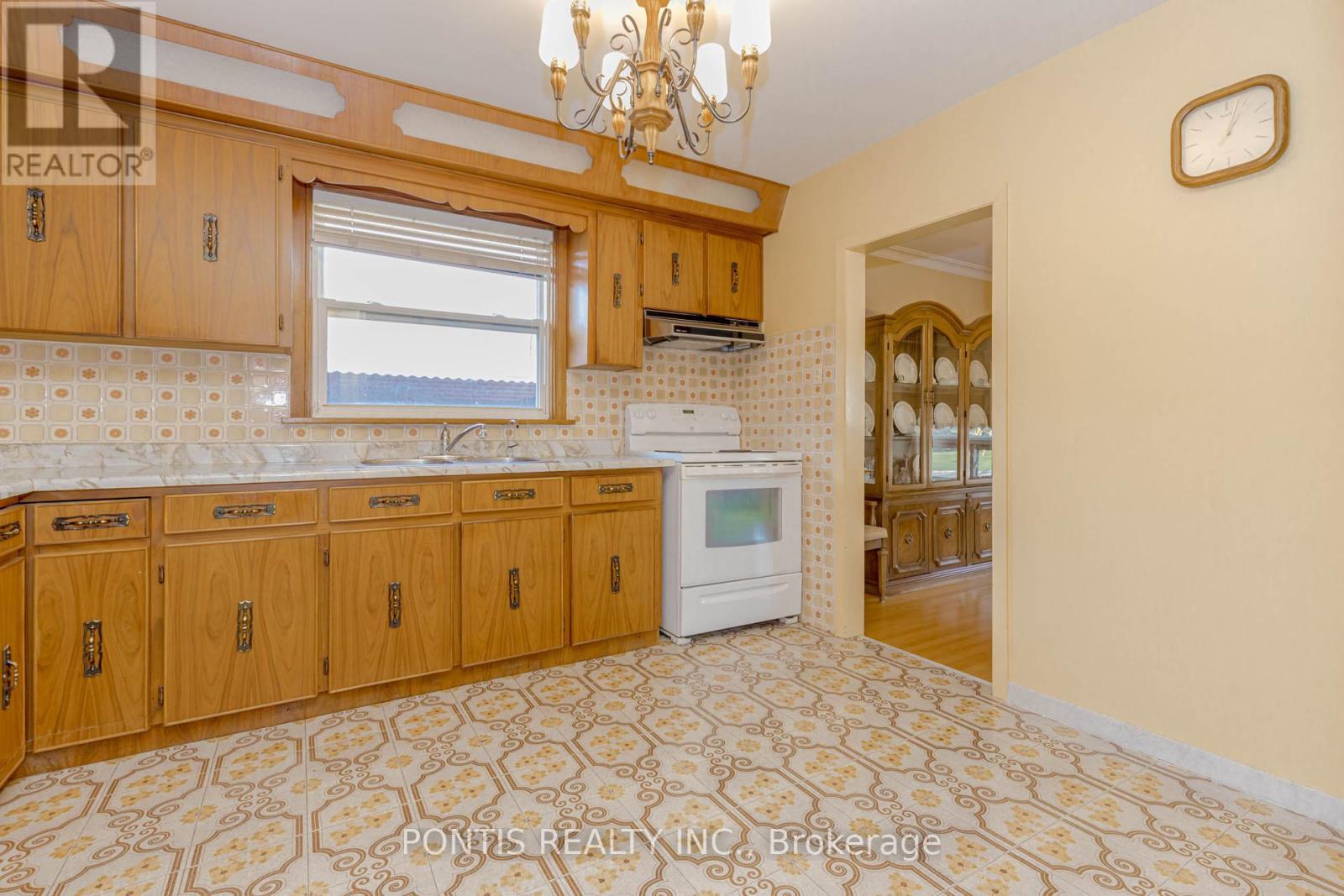 27 Diana Drive, Toronto, Ontario M3M 2W2 - Photo 8 - W12521224