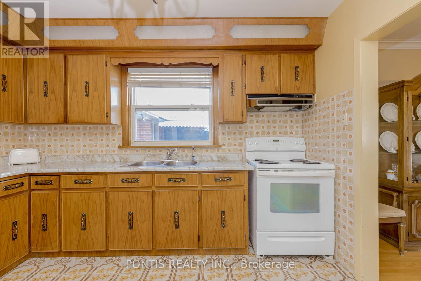 27 Diana Drive, Toronto, Ontario M3M 2W2 - Photo 9 - W12521224