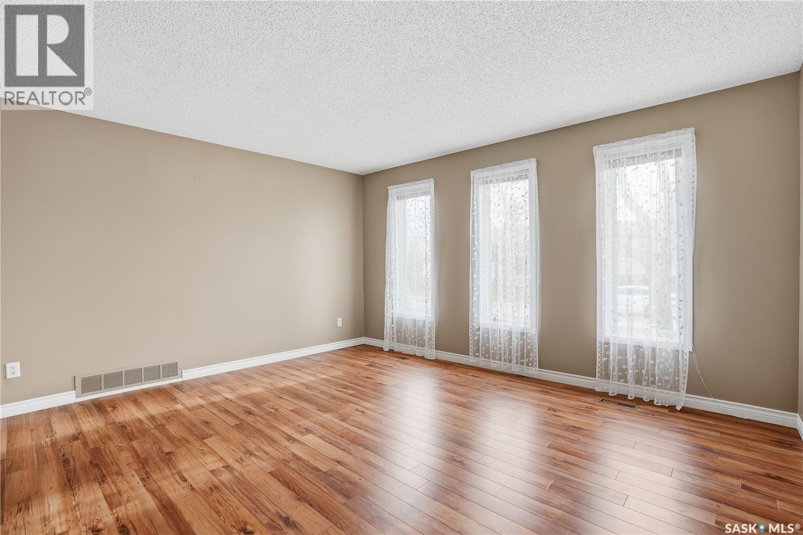 1243 Mcneill Crescent, Regina, Saskatchewan  S4N 5Z3 - Photo 9 - SK022463