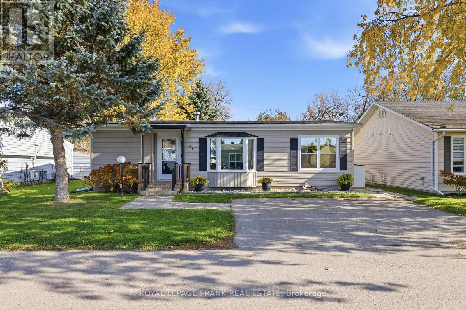 37 Fairway Drive, Clarington, Ontario  L1B 1B4 - Photo 2 - E12521818