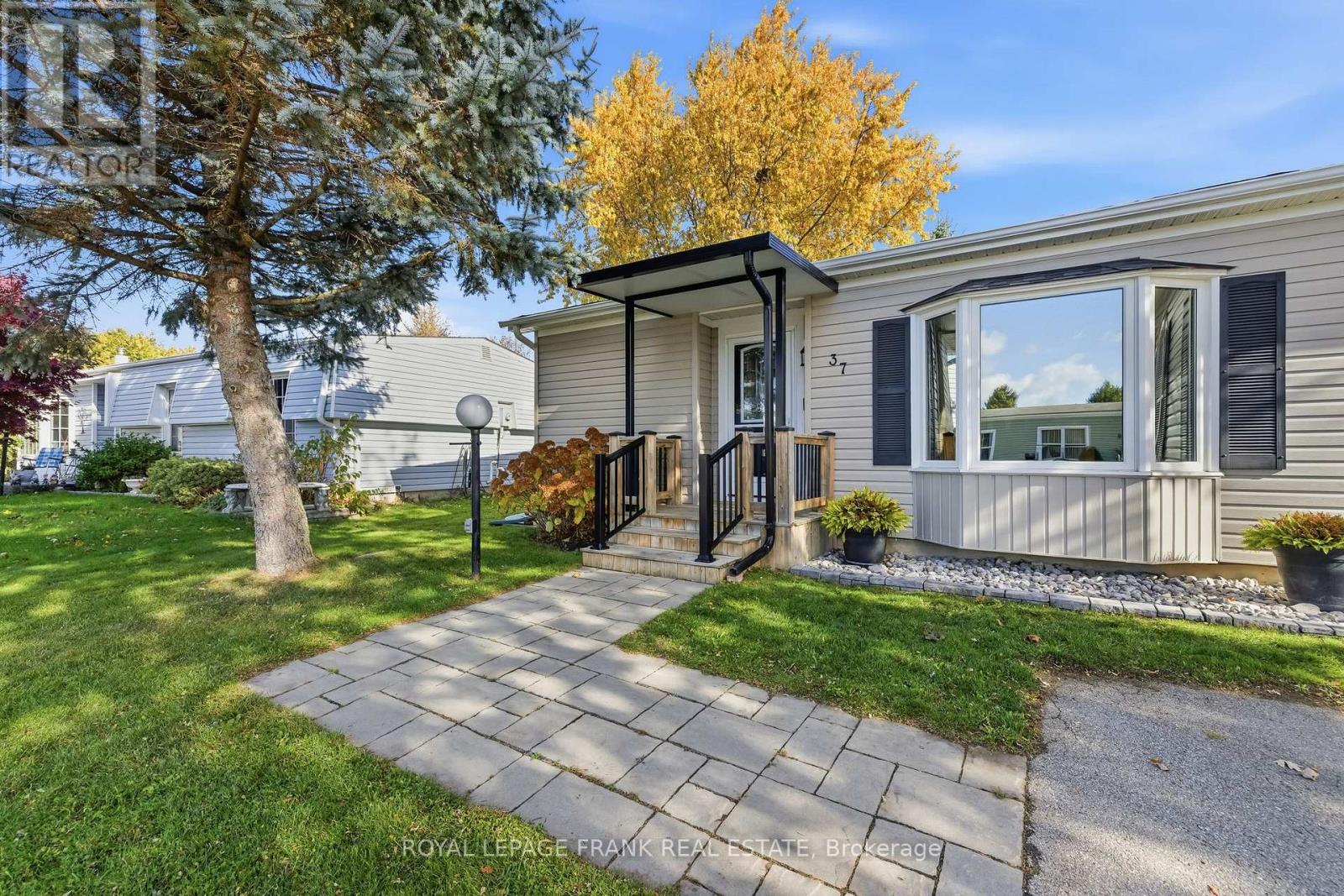 37 Fairway Drive, Clarington, Ontario  L1B 1B4 - Photo 3 - E12521818