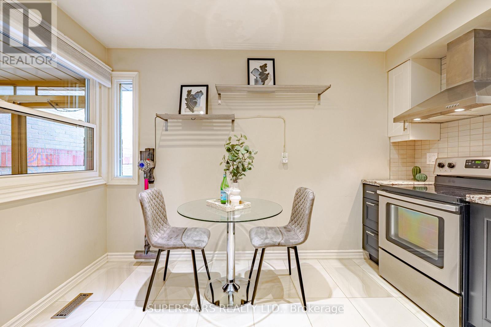 7 Steepleview Crescent, Richmond Hill, Ontario  L4C 9R1 - Photo 10 - N12521364