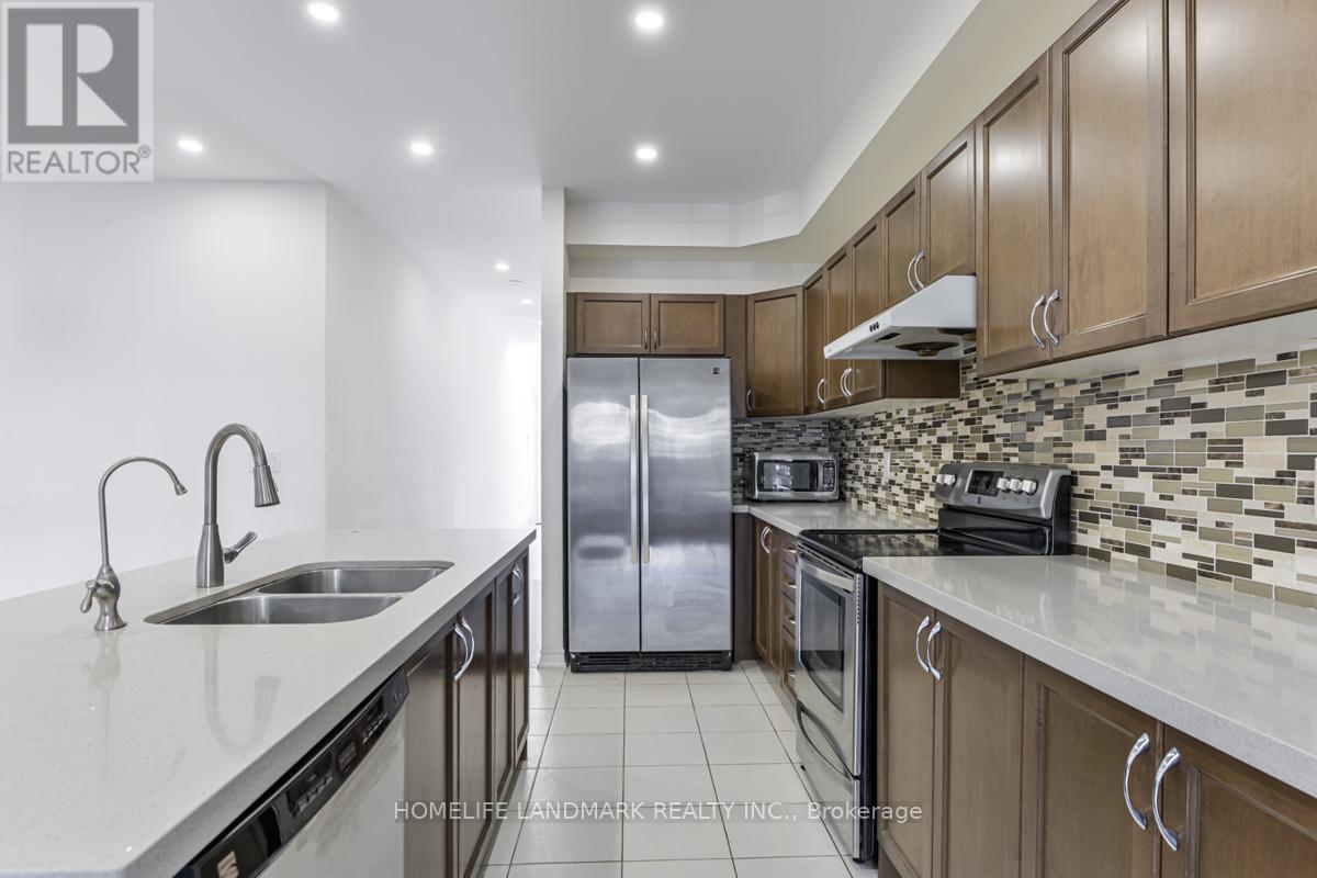 118 Livante Court, Markham, Ontario  L6C 0T8 - Photo 4 - N12521450