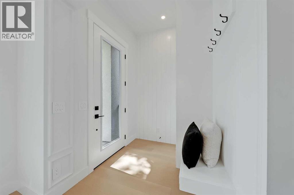 Property at 646 25 Avenue NW image 2