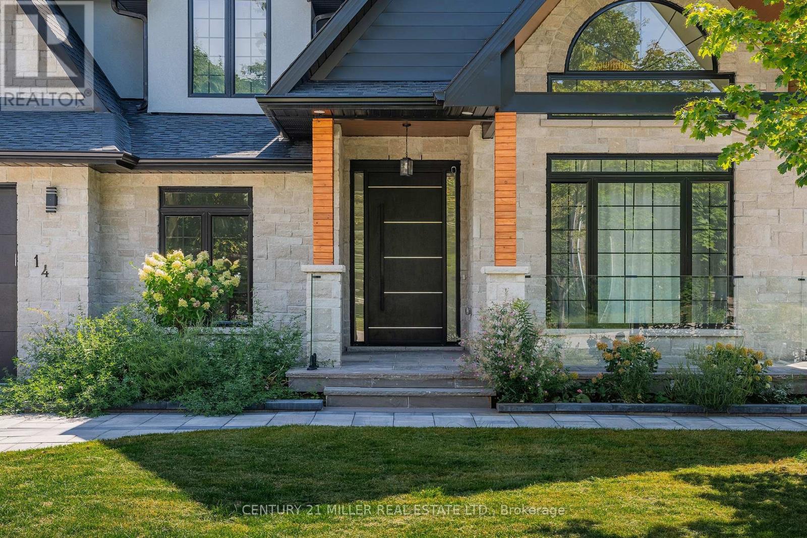 14 Crescent Road, Oakville, Ontario  L6K 1W4 - Photo 2 - W12521442