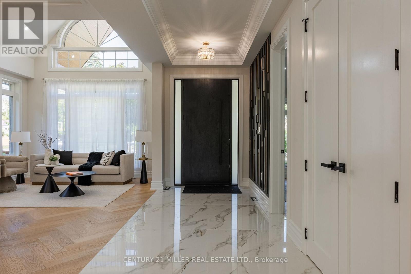 14 Crescent Road, Oakville, Ontario  L6K 1W4 - Photo 4 - W12521442