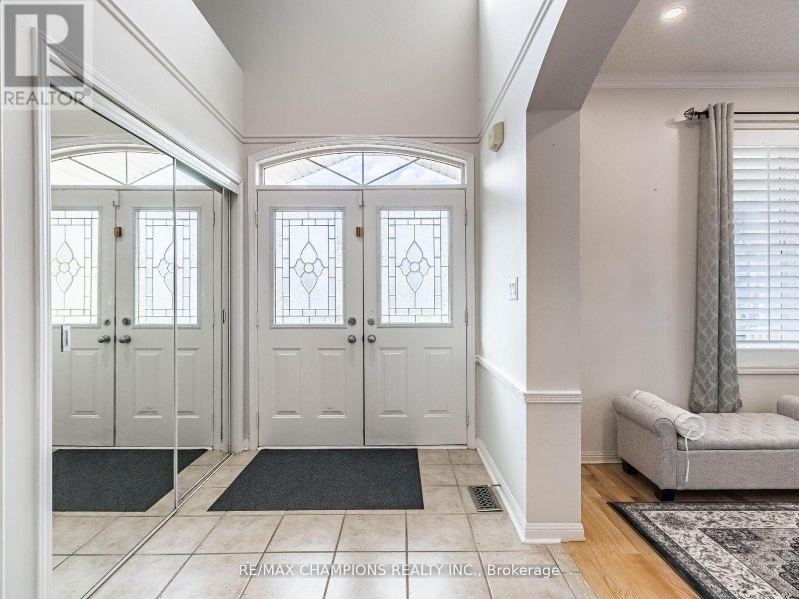 707 Trudeau Drive, Milton, Ontario  L9T 5L4 - Photo 6 - W12521626