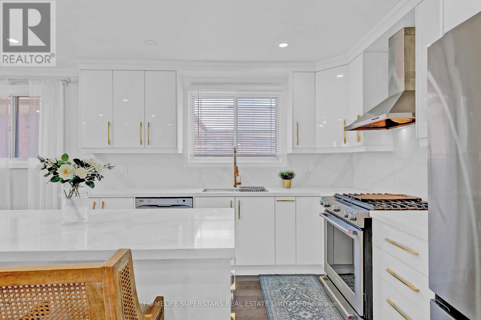 24 Archway Crescent, Toronto, Ontario  M9M 1V6 - Photo 14 - W12521632