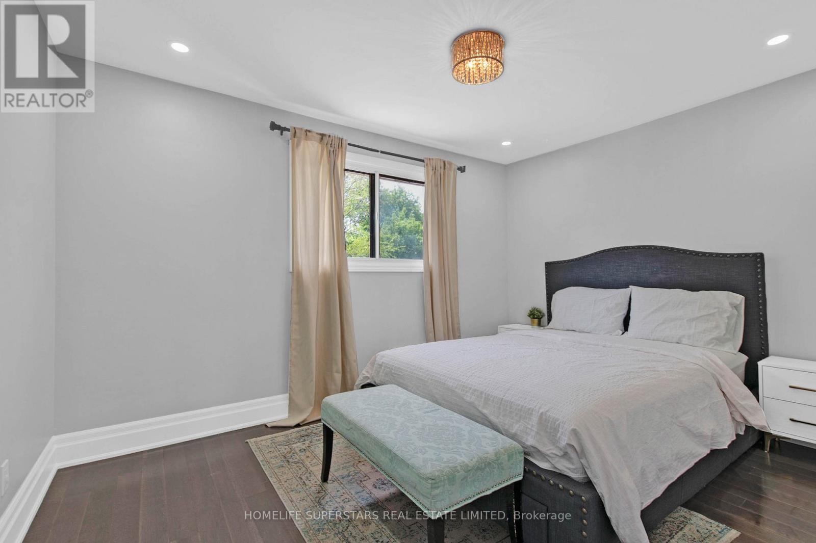 24 Archway Crescent, Toronto, Ontario  M9M 1V6 - Photo 19 - W12521632