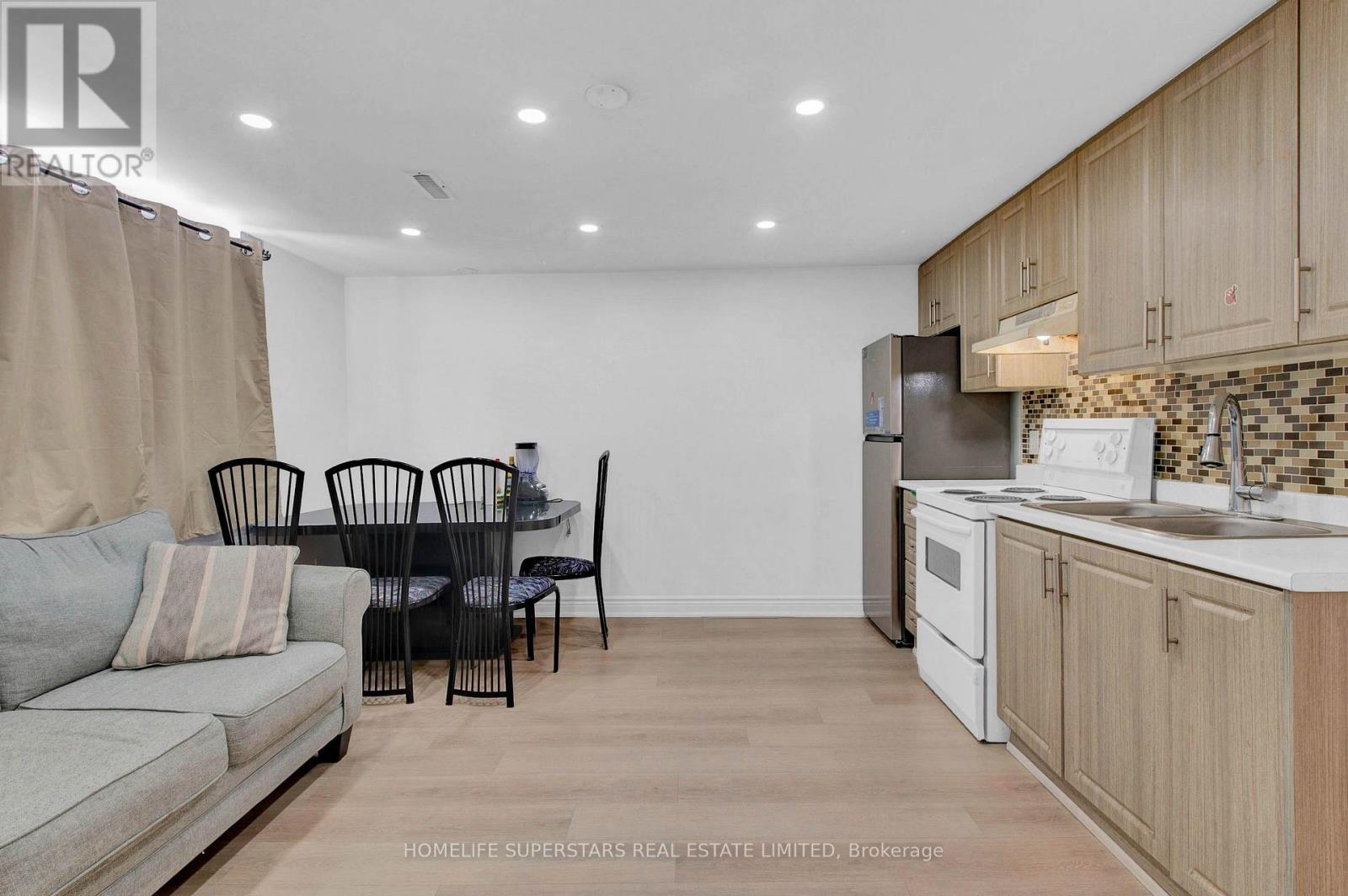 24 Archway Crescent, Toronto, Ontario  M9M 1V6 - Photo 31 - W12521632