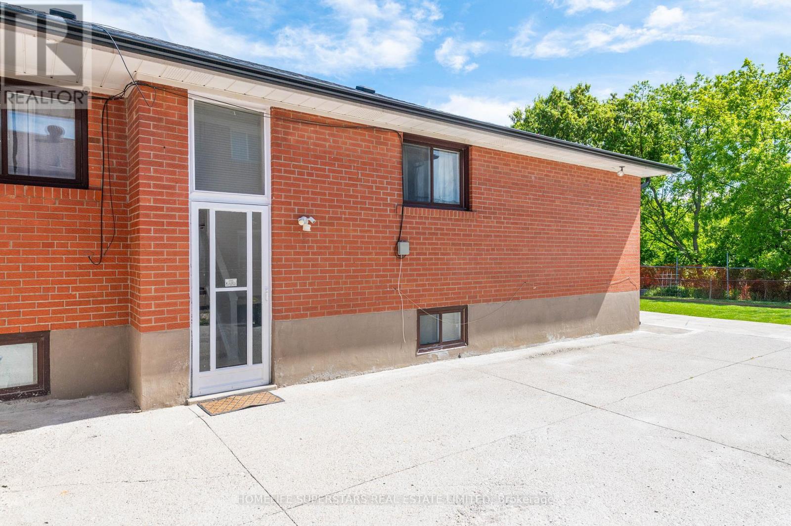 24 Archway Crescent, Toronto, Ontario  M9M 1V6 - Photo 41 - W12521632