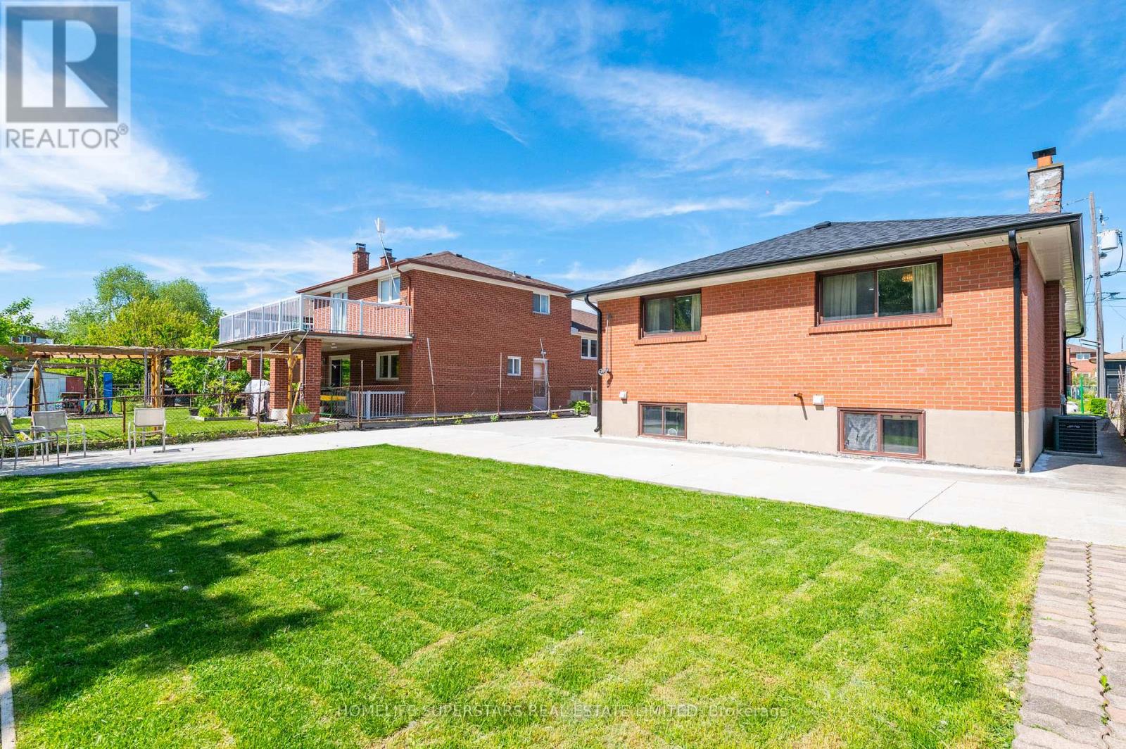 24 Archway Crescent, Toronto, Ontario  M9M 1V6 - Photo 44 - W12521632