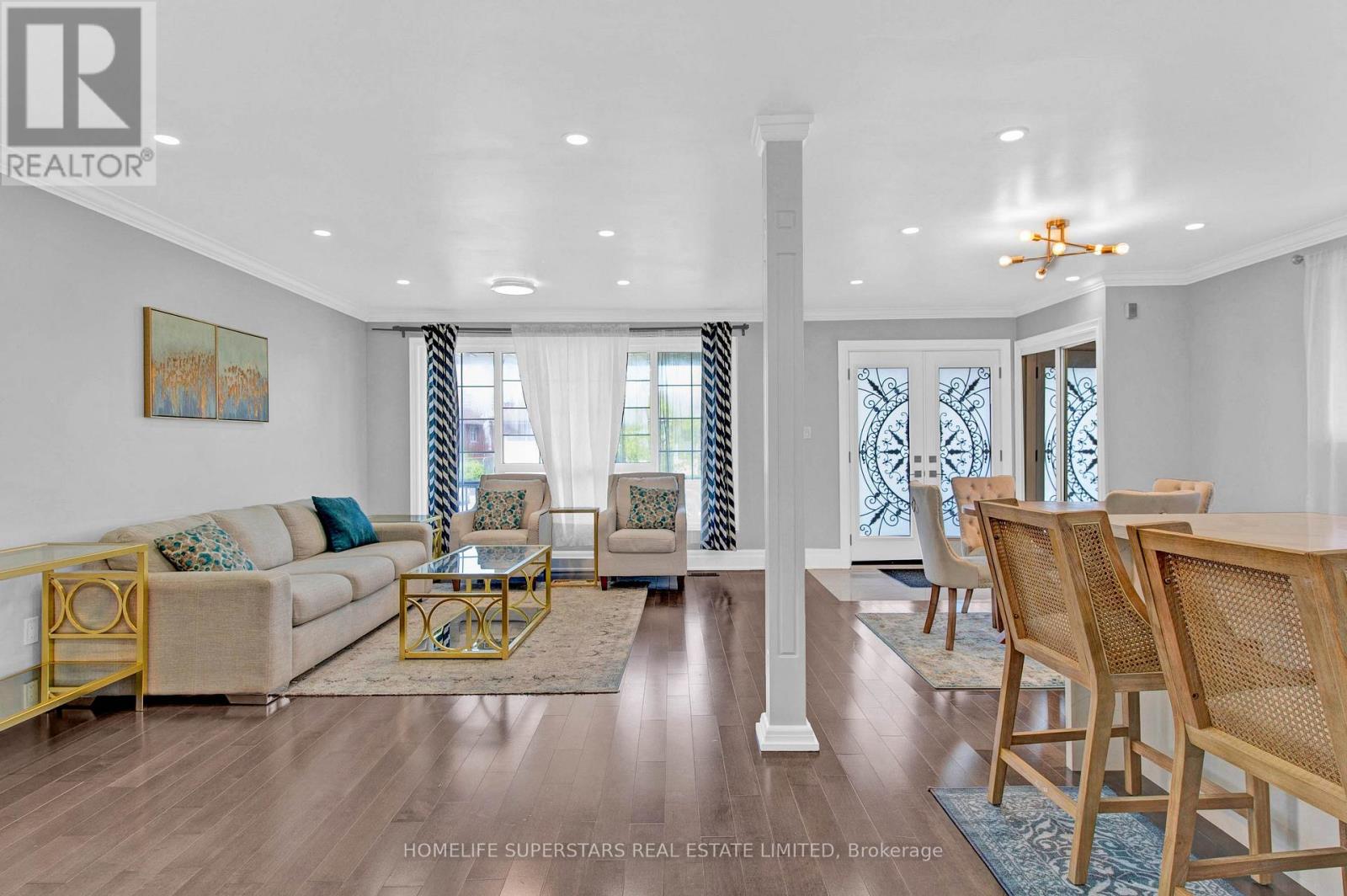 24 Archway Crescent, Toronto, Ontario  M9M 1V6 - Photo 5 - W12521632